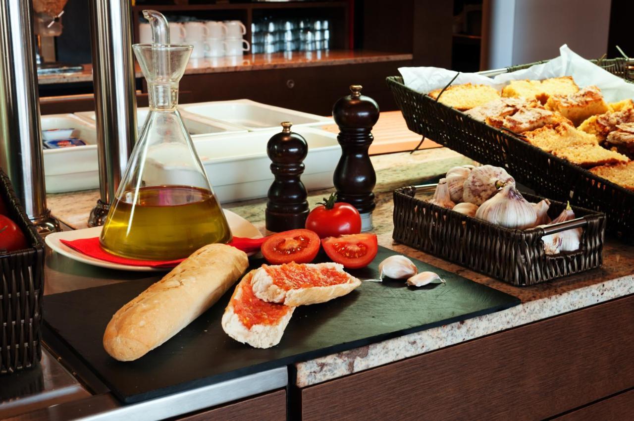 Ibis Lleida Hotel ภายนอก รูปภาพ
